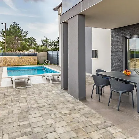 Сasa de vacaciones Stunning In With Outdoor Swimming Pool