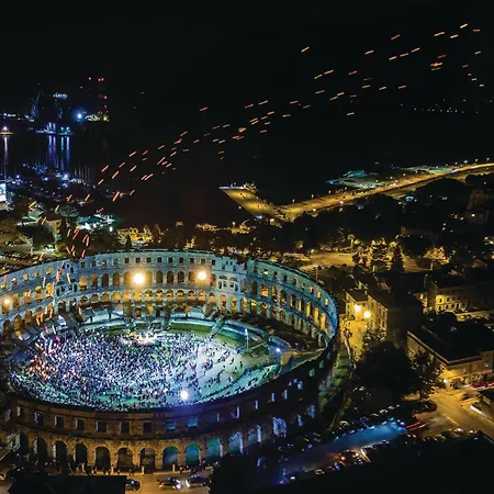 Cozy In With Wifi Prázdninový dům Pula