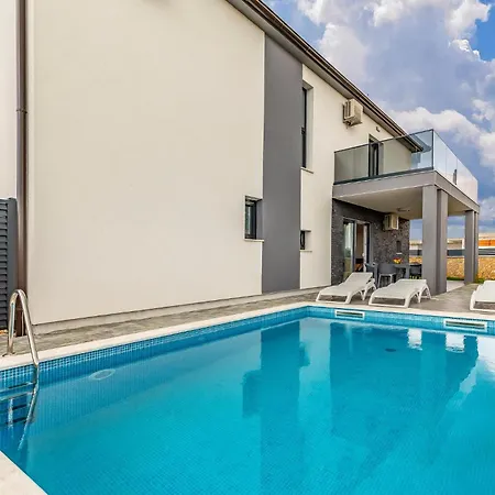 Stunning In With Outdoor Swimming Pool * Pula