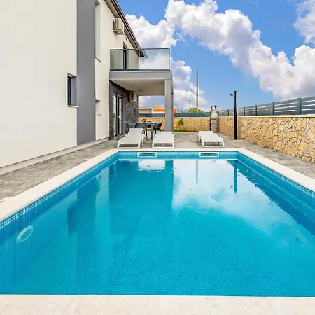Stunning In With Outdoor Swimming Pool